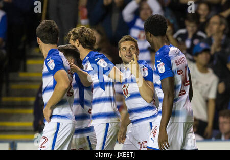 Reading, Regno Unito. Il 15 agosto, 2017. Adrian Popa (seconda a destra) di lettura di punteggio celebra il primo obiettivo durante il cielo di scommessa match del campionato tra lettura e Aston Villa al Madejski Stadium, Reading, in Inghilterra il 15 agosto 2017. Foto di Andy Rowland / Prime immagini multimediali. **Solo uso editoriale FA Premier League e Football League sono soggetti a licenza DataCo. Credito: Andrew Rowland/Alamy Live News Foto Stock