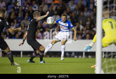 Reading, Regno Unito. Il 15 agosto, 2017. Adrian Popa di punteggi lettura un obiettivo per renderlo 1 0 durante il cielo di scommessa match del campionato tra lettura e Aston Villa al Madejski Stadium, Reading, in Inghilterra il 15 agosto 2017. Foto di Andy Rowland / Prime immagini multimediali. **Solo uso editoriale FA Premier League e Football League sono soggetti a licenza DataCo. Credito: Andrew Rowland/Alamy Live News Foto Stock