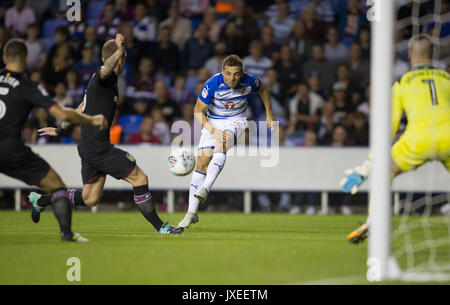 Reading, Regno Unito. Il 15 agosto, 2017. Adrian Popa di punteggi lettura un obiettivo per renderlo 1 0 durante il cielo di scommessa match del campionato tra lettura e Aston Villa al Madejski Stadium, Reading, in Inghilterra il 15 agosto 2017. Foto di Andy Rowland / Prime immagini multimediali. **Solo uso editoriale FA Premier League e Football League sono soggetti a licenza DataCo. Credito: Andrew Rowland/Alamy Live News Foto Stock