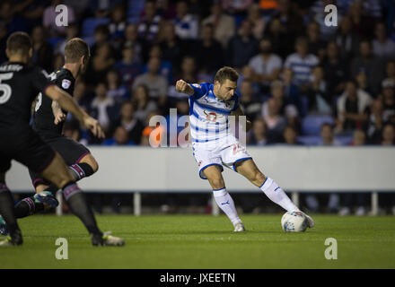 Reading, Regno Unito. Il 15 agosto, 2017. Adrian Popa di punteggi lettura un obiettivo attraverso una deflessione per renderlo 1 0 durante il cielo di scommessa match del campionato tra lettura e Aston Villa al Madejski Stadium, Reading, in Inghilterra il 15 agosto 2017. Foto di Andy Rowland / Prime immagini multimediali. **Solo uso editoriale FA Premier League e Football League sono soggetti a licenza DataCo. Credito: Andrew Rowland/Alamy Live News Foto Stock