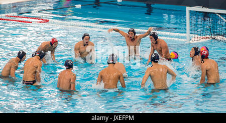 Kuala Lumpur, Malesia. 16 Ago, 2017. Singapore acqua uomini polo team cheers all'inizio degli uomini della pallanuoto round robin corrispondere durante il South East Asian Games a Kuala Lumpur. Singapore ha vinto 13-2 nel loro primo match della concorrenza. Singapore domina la concorrenza vincendo tutte 26 edition sin dall'inizio del Sud Est Asiatico giochi peninsulare nel 1965. Credito: SOPA Immagini limitata/Alamy Live News Foto Stock