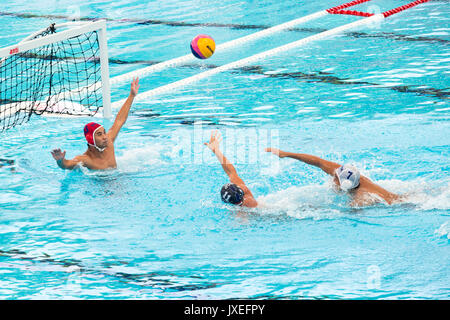 Kuala Lumpur, Malesia. 16 Ago, 2017. Yip Yang (numero 11) di Singapore, i tentativi di cliente contro la Thailandia nell'uomo pallanuoto round robin corrispondere durante il South East Asian Games a Kuala Lumpur. Singapore ha vinto 13-2 nel loro primo match della concorrenza. Singapore domina la concorrenza, avendo vinto tutte le 26 edizioni fin dall'inizio del Sud Est Asiatico giochi peninsulare nel 1965. Credito: SOPA Immagini limitata/Alamy Live News Foto Stock