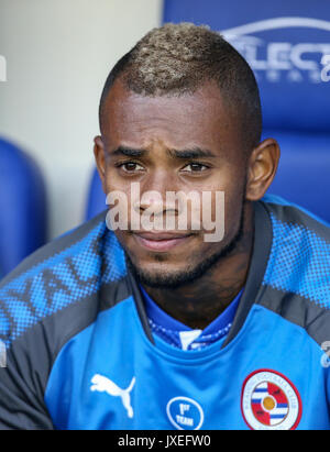 Reading, Regno Unito. 15 Ago, 2017. nuova firma Leandro Bacuna di lettura è chiamato sul banco durante il cielo di scommessa match del campionato tra lettura e Aston Villa al Madejski Stadium, Reading, in Inghilterra il 15 agosto 2017. Foto di Andy Rowland/prime immagini multimediali. Credito: Andrew Rowland/Alamy Live News Foto Stock