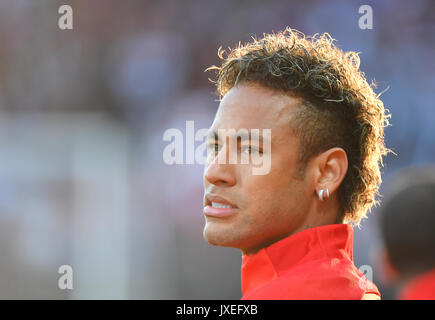 Paris Saint-Germain, il brasiliano Neymar in avanti viene eseguito durante il francese L1 football match Parigi Saint-Germain (PSG) vs En avant Guingamp (EAG) al Roudourou stadium in Guingamp il 13 agosto 2017. Foto Stock
