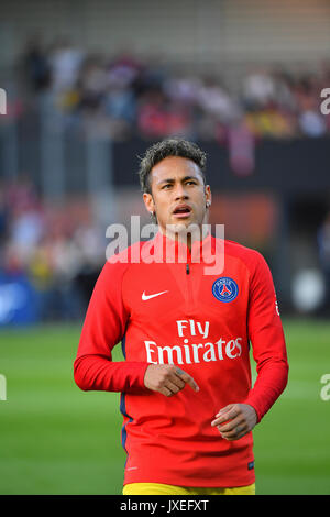 Paris Saint-Germain, il brasiliano Neymar in avanti viene eseguito durante il francese L1 football match Parigi Saint-Germain (PSG) vs En avant Guingamp (EAG) al Roudourou stadium in Guingamp il 13 agosto 2017. Foto Stock