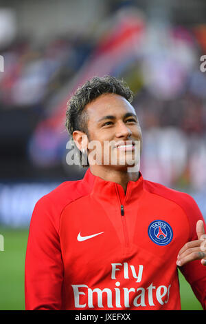 Paris Saint-Germain, il brasiliano Neymar in avanti viene eseguito durante il francese L1 football match Parigi Saint-Germain (PSG) vs En avant Guingamp (EAG) al Roudourou stadium in Guingamp il 13 agosto 2017. Foto Stock