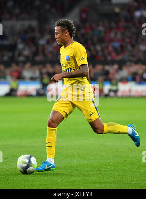 Paris Saint-Germain, il brasiliano Neymar in avanti viene eseguito durante il francese L1 football match Parigi Saint-Germain (PSG) vs En avant Guingamp (EAG) al Roudourou stadium in Guingamp il 13 agosto 2017. Foto Stock