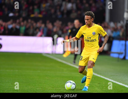 Paris Saint-Germain, il brasiliano Neymar in avanti viene eseguito durante il francese L1 football match Parigi Saint-Germain (PSG) vs En avant Guingamp (EAG) al Roudourou stadium in Guingamp il 13 agosto 2017. Foto Stock