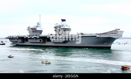 HMS Queen Elizabeth arriva a Portsmouth Porto per la prima volta. Foto Stock