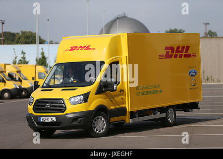 Colonia, Germania. 16 Ago, 2017. Juergen Gerdes, membro del consiglio di amministrazione di Deutsche Post, guida di un lavoro StreetScooter XL a Colonia, Germania, 16 agosto 2017. Deutsche Post DHL e il gruppo Ford ha presentato il lavoro StreetScooter XL furgone elettrico. Foto: Oliver Berg/dpa/Alamy Live News Foto Stock