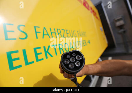 Colonia, Germania. 16 Ago, 2017. Una spina di alimentazione è collegato a un veicolo elettrico a Colonia, Germania, 16 agosto 2017. Deutsche Post DHL e il gruppo Ford ha presentato il lavoro StreetScooter XL furgone elettrico. Foto: Oliver Berg/dpa/Alamy Live News Foto Stock