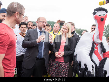 Parchim, Germania. 16 Ago, 2017. Cancelliere SPD candidato Martin Schulz e Premier di Meclemburgo-pomerania Manuela Schwesig (SPD) visitare il sito web di un torneo di calcio di satirico di movimento in favore della democrazia Storch Heinar a Parchim, Germania, 16 agosto 2017. Foto: Daniel Bockwoldt/ZB/dpa/Alamy Live News Foto Stock