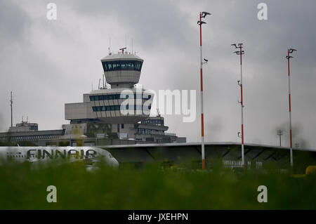 Berlino, Germania. 16 Ago, 2017. L'aeroporto torre presso l'aeroporto di Tegel a Berlino, Germania, 16 agosto 2017. Foto: Britta Pedersen/dpa-Zentralbild/ZB/dpa/Alamy Live News Foto Stock