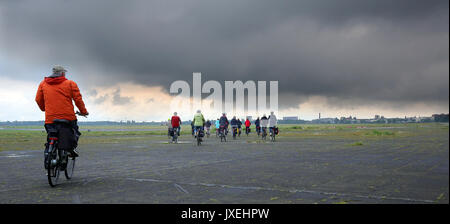 Berlino, Germania. 16 Ago, 2017. I ciclisti sotto oscura pioggia nuvole all'ex aeroporto di Tempelhof di Berlino, Germania, 16 agosto 2017. Foto: Wolfgang Kumm/dpa/Alamy Live News Foto Stock