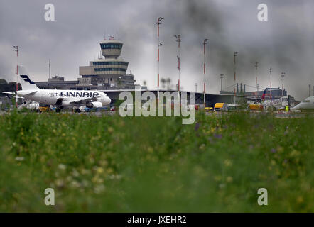 Berlino, Germania. 16 Ago, 2017. Un piano Finair presso l'aeroporto di Tegel a Berlino, Germania, 16 agosto 2017 Foto: Britta Pedersen/dpa-Zentralbild/ZB/dpa/Alamy Live News Foto Stock