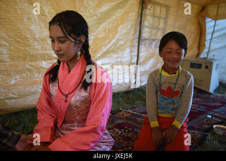 (170816) -- XIAHE, Agosto 16, 2017 (Xinhua) -- Deqen Yuzhen (L) parla di suo fratello più giovane a loro tenda nella prateria della sua città natale, Maqu County, Gannan tibetano prefettura autonoma, a nord-ovest della Cina di Provincia di Gansu, Agosto 13, 2017. Yuzhen Deqen, che nacque il 7 settembre 14, 1998, è la figlia di un pastore in famiglia Maqu County, Gannan tibetano prefettura autonoma, a nord-ovest della Cina di Provincia di Gansu. Purtroppo ha perso la vista a causa di una malattia grave quando era un bambino. Essa è stata inviata alla scuola per i bambini ciechi nel sud-ovest della Cina di regione autonoma del Tibet all età di nove anni e Foto Stock