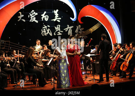 (170816) -- XIAHE, Agosto 16, 2017 (Xinhua) -- Deqen Yuzhen (L anteriore) canta con il suo insegnante Professor Yu Lihong ad un concerto di lei nel Conservatorio di Shanghai di musica, est della Cina di Comune di Shanghai, 26 giugno 2017. Yuzhen Deqen, che nacque il 7 settembre 14, 1998, è la figlia di un pastore in famiglia Maqu County, Gannan tibetano prefettura autonoma, a nord-ovest della Cina di Provincia di Gansu. Purtroppo ha perso la vista a causa di una malattia grave quando era un bambino. Essa è stata inviata alla scuola per i bambini ciechi nel sud-ovest della Cina di regione autonoma del Tibet all età di nove anni e trasferiti per non vedenti Foto Stock