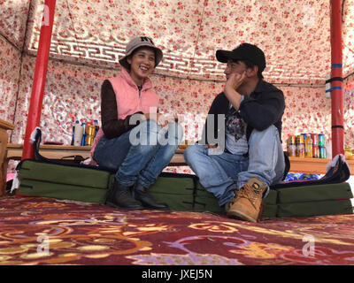 (170816) -- XIAHE, Agosto 16, 2017 (Xinhua) -- Deqen Yuzhen (L) parla con il suo amico durante l'undicesimo Gesar horse racing festival nella contea di Maqu, Gannan tibetano prefettura autonoma, a nord-ovest della Cina di Provincia di Gansu, 15 agosto 2017. Yuzhen Deqen, che nacque il 7 settembre 14, 1998, è la figlia di un pastore in famiglia Maqu County, Gannan tibetano prefettura autonoma, a nord-ovest della Cina di Provincia di Gansu. Purtroppo ha perso la vista a causa di una malattia grave quando era un bambino. Essa è stata inviata alla scuola per i bambini ciechi nel sud-ovest della Cina di regione autonoma del Tibet all età di nove anni e trans Foto Stock