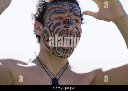 Ballerini Maori dalla Nuova Zelanda eseguendo la Haka a Billingham festival internazionale del folklore. Regno Unito Foto Stock
