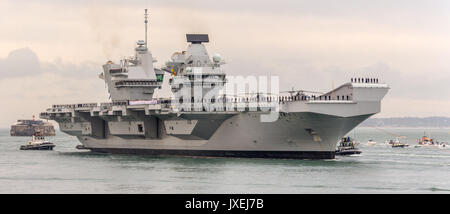 Portsmouth, Regno Unito. 16 Ago, 2017. 16 Agosto 2017HMS Queen Elizabeth passando il mare forte sul suo modo in Portsmouth Porto: Credito Vernon Nash/Alamy Live News Foto Stock