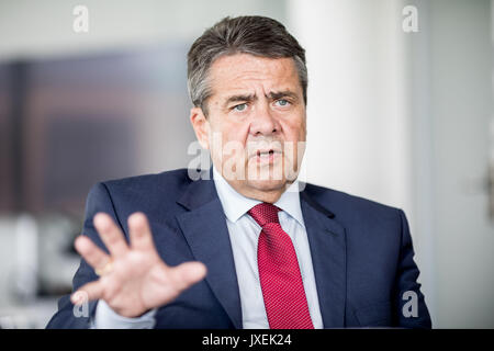 Berlino, Germania. 16 Ago, 2017. Il ministro degli esteri tedesco Sigmar GABRIEL (SPD) pone per un ritratto dopo un colloquio a Berlino, Germania, 16 agosto 2017. Foto: Michael Kappeler/dpa/Alamy Live News Foto Stock