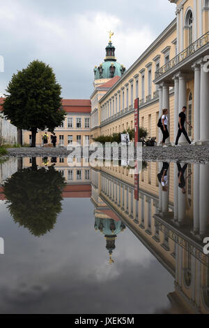 Berlino, Germania. 16 Ago, 2017. Il Palazzo di Charlottenburg si riflette in una pozzanghera a Berlino, Germania, 16 agosto 2017. Foto: Maurizio Gambarini/dpa/Alamy Live News Foto Stock