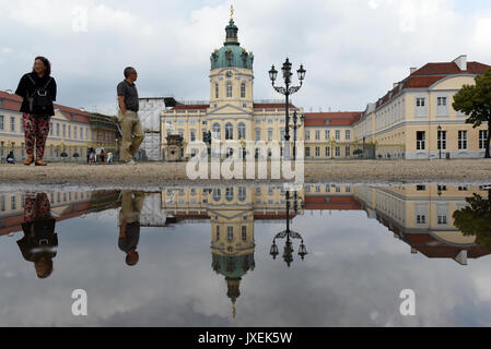 Berlino, Germania. 16 Ago, 2017. Il Palazzo di Charlottenburg si riflette in una pozzanghera a Berlino, Germania, 16 agosto 2017. Foto: Maurizio Gambarini/dpa/Alamy Live News Foto Stock