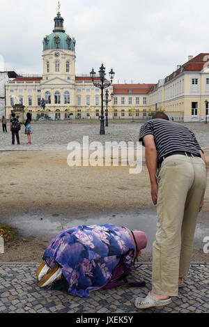 Berlino, Germania. 16 Ago, 2017. Il Palazzo di Charlottenburg si riflette in una pozzanghera a Berlino, Germania, 16 agosto 2017. Foto: Maurizio Gambarini/dpa/Alamy Live News Foto Stock