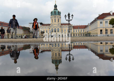 Berlino, Germania. 16 Ago, 2017. Il Palazzo di Charlottenburg si riflette in una pozzanghera a Berlino, Germania, 16 agosto 2017. Foto: Maurizio Gambarini/dpa/Alamy Live News Foto Stock