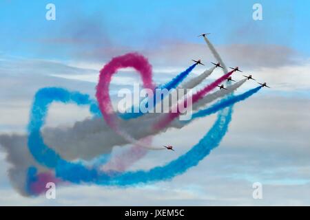 Weymouth Dorset, Regno Unito. 16 Ago, 2017. La RAF frecce rosse di eseguire i loro display acrobatico Tornado oltre la stazione balneare di Weymouth nel Dorset in città il giorno di carnevale. Photo credit: Graham Hunt/Alamy Live News Foto Stock