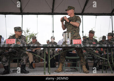 Haichung, Cina. 16 Ago, 2017. Stati Uniti Presidente del Joint Chiefs gen. Giuseppe Dunford, sinistro rileva un attacco di esercitare con la gente della Esercito di Liberazione gen. canzone Puxuan, a destra al cinese teatro settentrionale comando forza armata Haichung Camp Agosto 16, 2017 in Haichung, Cina. Dunford dicono i leader cinesi che gli Stati Uniti spera diplomatica e la pressione economica sarebbe convincere la Corea del Nord per terminare il suo programma nucleare, ma che è stato anche la preparazione di opzioni militari. Credito: Planetpix/Alamy Live News Foto Stock