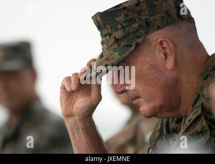 Haichung, Cina. 16 Ago, 2017. Stati Uniti Presidente del Joint Chiefs gen. Giuseppe Dunford, sinistro rileva un attacco di esercitare con la gente della Esercito di Liberazione forze al cinese teatro settentrionale comando forza armata Haichung Camp Agosto 16, 2017 in Haichung, Cina. Dunford dicono i leader cinesi che gli Stati Uniti spera diplomatica e la pressione economica sarebbe convincere la Corea del Nord per terminare il suo programma nucleare, ma che è stato anche la preparazione di opzioni militari. Credito: Planetpix/Alamy Live News Foto Stock