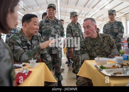 Haichung, Cina. 16 Ago, 2017. Stati Uniti Presidente del Joint Chiefs gen. Giuseppe Dunford, destra, chat con le persone della Esercito di Liberazione gen. canzone Puxuan, sinistra, durante il pranzo presso il ristorante cinese teatro settentrionale comando forza armata Haichung Camp Agosto 16, 2017 in Haichung, Cina. Dunford dicono i leader cinesi che gli Stati Uniti spera diplomatica e la pressione economica sarebbe convincere la Corea del Nord per terminare il suo programma nucleare, ma che è stato anche la preparazione di opzioni militari. Credito: Planetpix/Alamy Live News Foto Stock