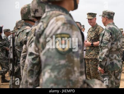 Haichung, Cina. 16 Ago, 2017. Stati Uniti Presidente del Joint Chiefs gen. Giuseppe Dunford, centro, parla con soldati cinesi a fianco di persone della Esercito di Liberazione gen. canzone Puxuan, a destra al cinese teatro settentrionale comando forza armata Haichung Camp Agosto 16, 2017 in Haichung, Cina. Dunford dicono i leader cinesi che gli Stati Uniti spera diplomatica e la pressione economica sarebbe convincere la Corea del Nord per terminare il suo programma nucleare, ma che è stato anche la preparazione di opzioni militari. Credito: Planetpix/Alamy Live News Foto Stock