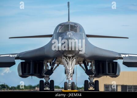 Un U.S. Air Force B-1B Lancer bombardiere con il XXXVII Bomba Expeditionary Squadron è preparato per il decollo per unire il Giappone Aria forza di autodifesa in un'operazione congiunta presso Andersen Air Force Base di Agosto 15, 2017 in Guam. Foto Stock