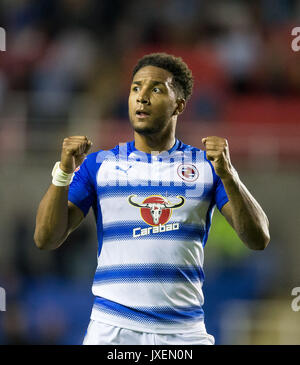 Reading, Regno Unito. Il 15 agosto, 2017. Liam Moore di punzoni di lettura l'aria a tempo pieno durante il cielo di scommessa match del campionato tra lettura e Aston Villa al Madejski Stadium, Reading, in Inghilterra il 15 agosto 2017. Foto di Andy Rowland/prime immagini multimediali. **Solo uso editoriale FA Premier League e Football League sono soggetti a licenza DataCo. Credito: Andrew Rowland/Alamy Live News Foto Stock