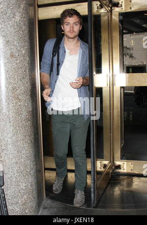 New York, Stati Uniti d'America. 16 Ago, 2017. Finn Jones a New York vivere la promozione alla meraviglia che i difensori della città di New York il 16 agosto 2017. Credito: MediaPunch Inc/Alamy Live News Foto Stock