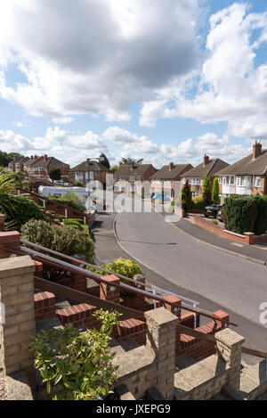 Ninteen tardi anni cinquanta case su una strada di Solihull un sobborgo di Birmingham Regno Unito la seconda città del paese. Foto Stock