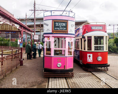 A scartamento ridotto vetture tranviarie su The Seaton tram, un attrazione turistica in esecuzione tra Seaton e Colyton nel Devon. La principale stazione dei tram a Seaton. Foto Stock