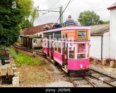 A scartamento ridotto vetture tranviarie su The Seaton tram, un attrazione turistica in esecuzione tra Seaton e Colyton nel Devon. Il tram lasciando Colyton. Foto Stock