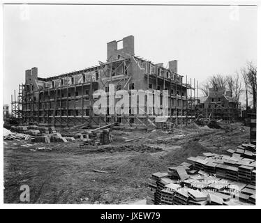 Alumni Memorial Residences guardando a sud-est, il ponteggio viene posizionato attorno alla parte esterna AMR, cumuli di materiale da costruzione nel lotto di lavori, piastrelle non sono stati posizionati sul tetto a mansarda, 1923. Foto Stock