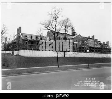 Alumni Memorial Residences esterno di AMR rivolta verso Charles Street, impalcature attorno all edificio, frontone, abbaini e mansarda roofline vicino al completamento, 1923. Foto Stock