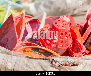 Pila di immondizia di plastica in un sacchetto vicino. Foto Stock