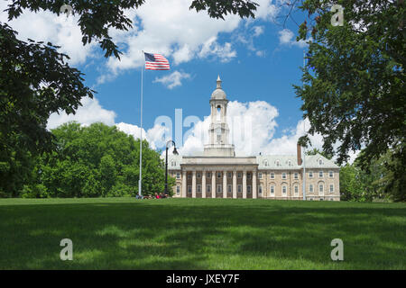 Il vecchio edificio principale della Penn State University campus di State College in Pennsylvania USA Foto Stock