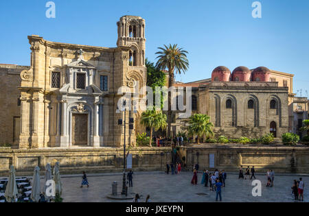 Santa Maria dell' Ammiraglio, Martorana, (sinistra) e San Cataldo con le sue cupole rosa in Piazza Bellini, centrale di Palermo. Sicilia. Foto Stock