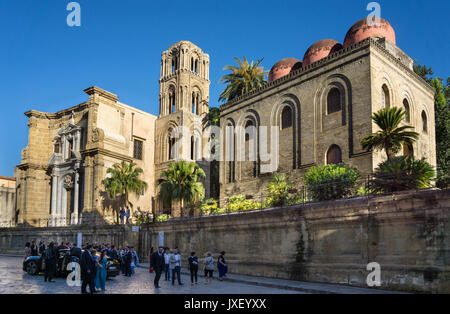 Santa Maria dell' Ammiraglio, Martorana, (sinistra) e San Cataldo con le sue cupole rosa in Piazza Bellini, centrale di Palermo. Sicilia. Foto Stock