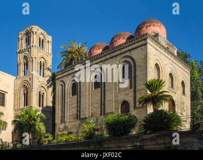 San Cataldo con le sue cupole rosa e il campanile di Santa Maria dell' Ammiraglio, Martorana, dietro, in Piazza Bellini, Centrale Palerm Foto Stock