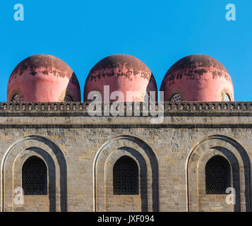 Le cupole di rosa di San Cataldo in Piazza Bellini, centrale di Palermo. Sicilia. Foto Stock