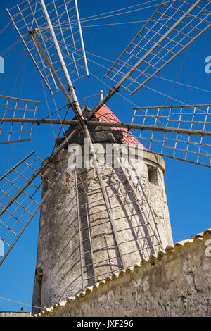 Mulino a vento presso il museo del sale, vicino a Nubia, a sud di Trapani, sulla costa occidentale della Sicilia, Italia. Foto Stock