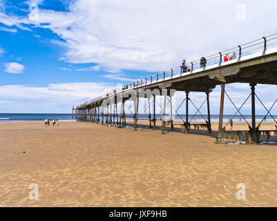 Dh Saltburn pier SALTBURN DAL MARE CLEVELAND molo vittoriano Saltburn gente camminare sul mare del Regno Unito Inghilterra del nord Foto Stock